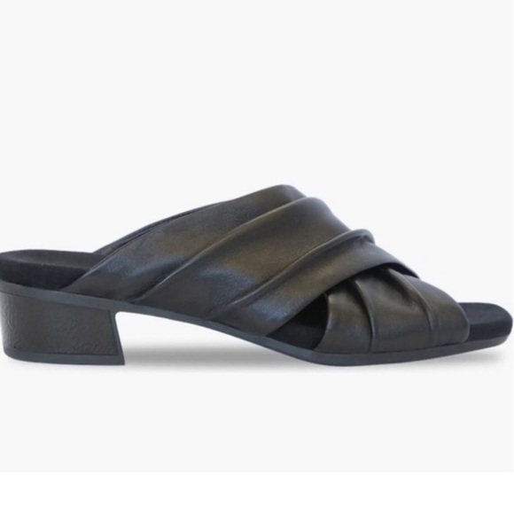 Munro Lee Black Lamb Leather Slide Sandal - Picture 3 of 8